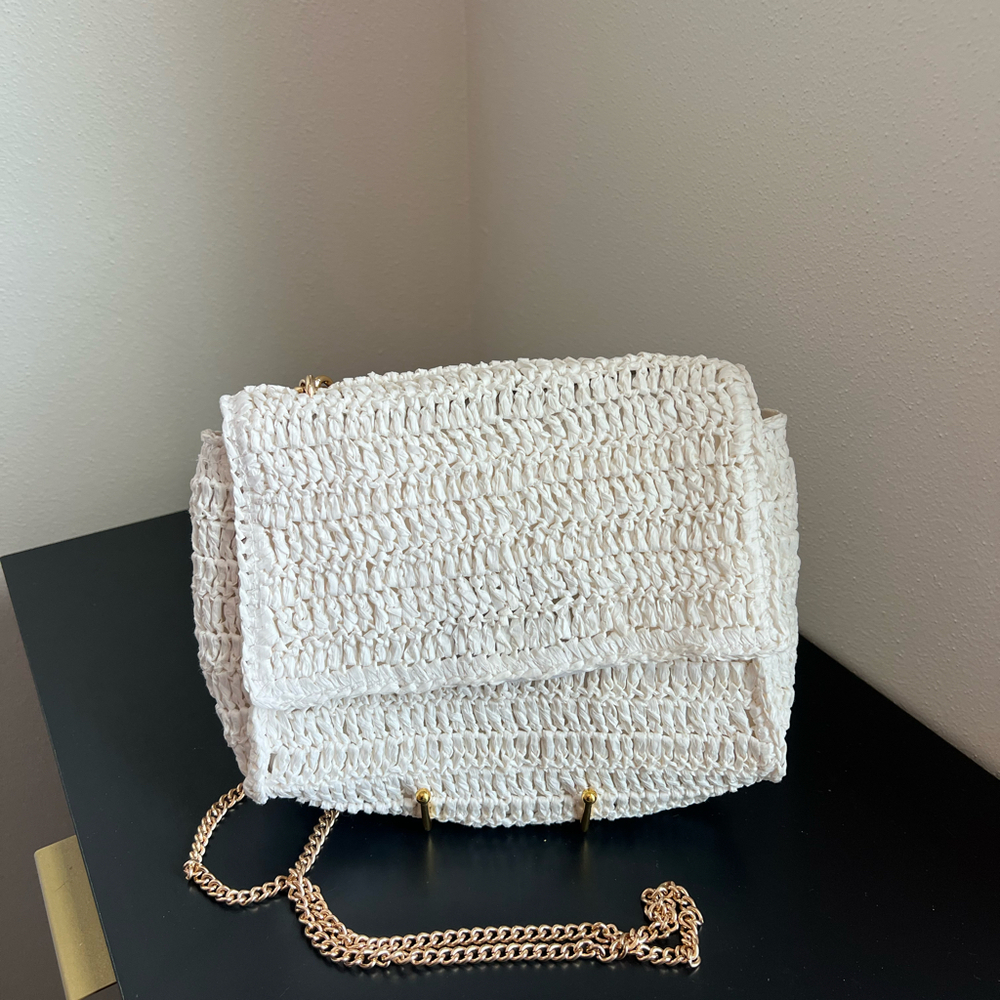White crossbdy bag
